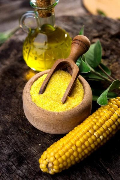 Harina de maíz amarillo sobre mesa de madera — Foto de Stock