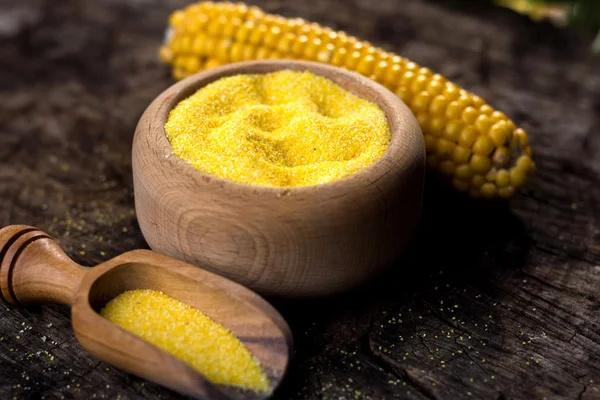 Harina de maíz amarillo sobre mesa de madera —  Fotos de Stock