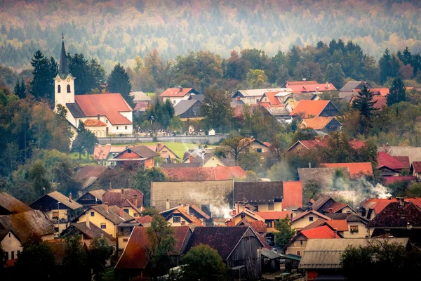 Dorf mit Kirche im Herbst — Stockfoto