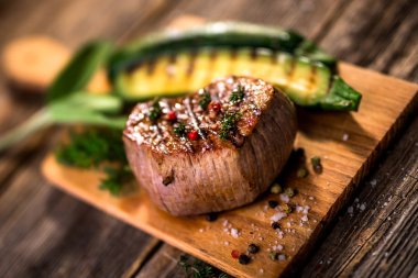 Kesme tahtasında ızgara biftek.