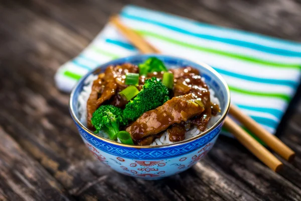 Carne de res en salsa con brócoli y arroz en tazón — Foto de Stock