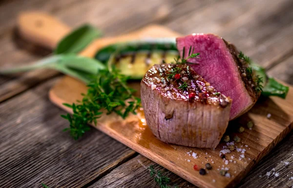 Grilled beef steak on cutting board — Stock Photo, Image