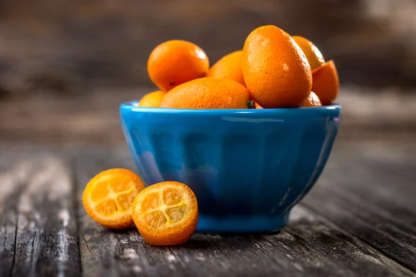 Rohe Orangen Kumquats in blauer Schüssel — Stockfoto