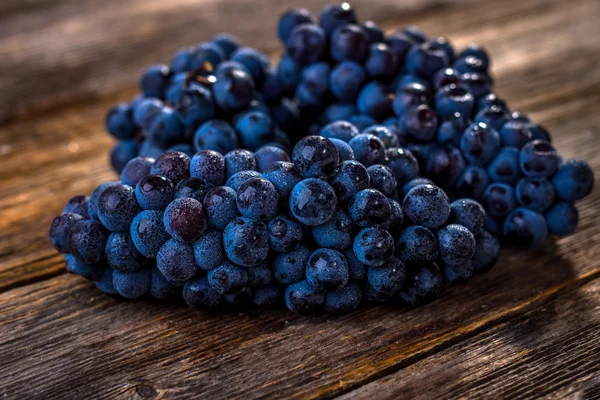Блакитні букети винограду на дерев'яному столі — стокове фото