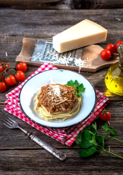 Spaghetti med köttfärssås och parmesanost i plattan — Stockfoto