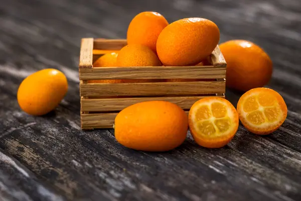 梱包箱に生オレンジ キンカン — ストック写真