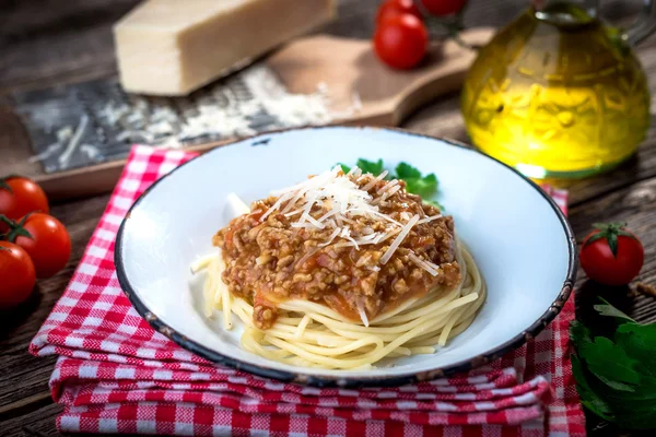 Spaghetti med köttfärssås och parmesanost i plattan — Stockfoto