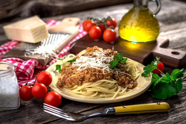 Spaghetti met bolognese saus en Parmezaanse kaas in plaat — Stockfoto
