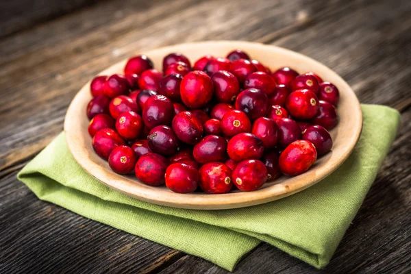 Cranberries frescos na placa — Fotografia de Stock