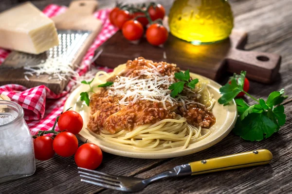 Espaguetis con salsa boloñesa y parmesano en plato —  Fotos de Stock