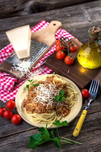 Spaghetti con salsa bolognese e parmigiano in piatto — Foto Stock