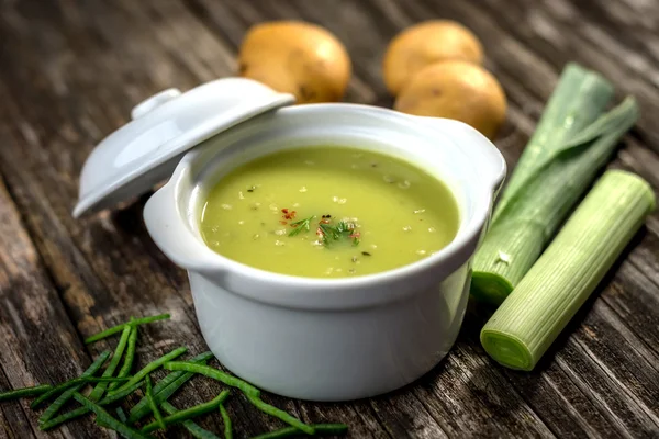 Homemade creamy leek soup in bowl — Stock Photo, Image
