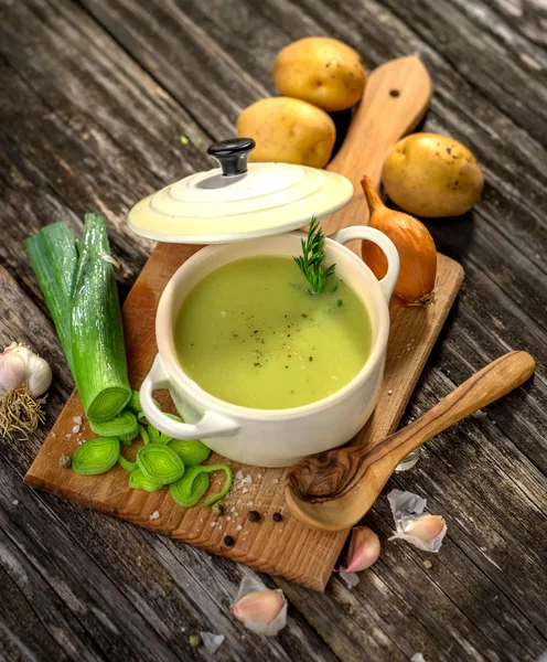 Soupe de poireaux crémeux maison dans un bol — Photo