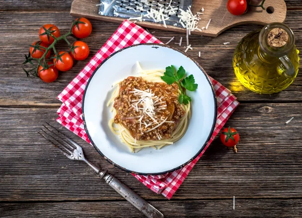 Spaghetti met bolognese saus en Parmezaanse kaas in plaat — Stockfoto