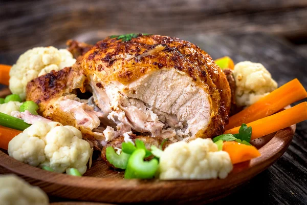 Pedazo de pollo asado con verduras — Foto de Stock