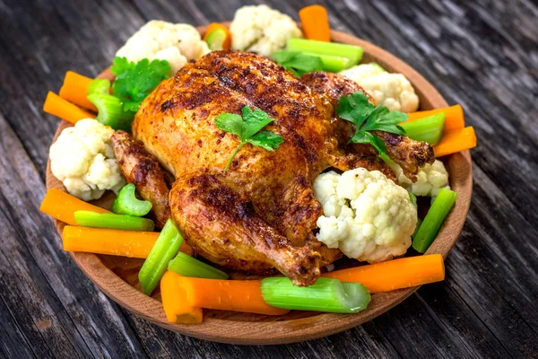 Frango assado inteiro com legumes — Fotografia de Stock