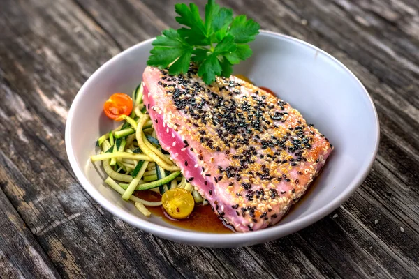 Filetto di tonno crudo con salsa di soia — Foto Stock