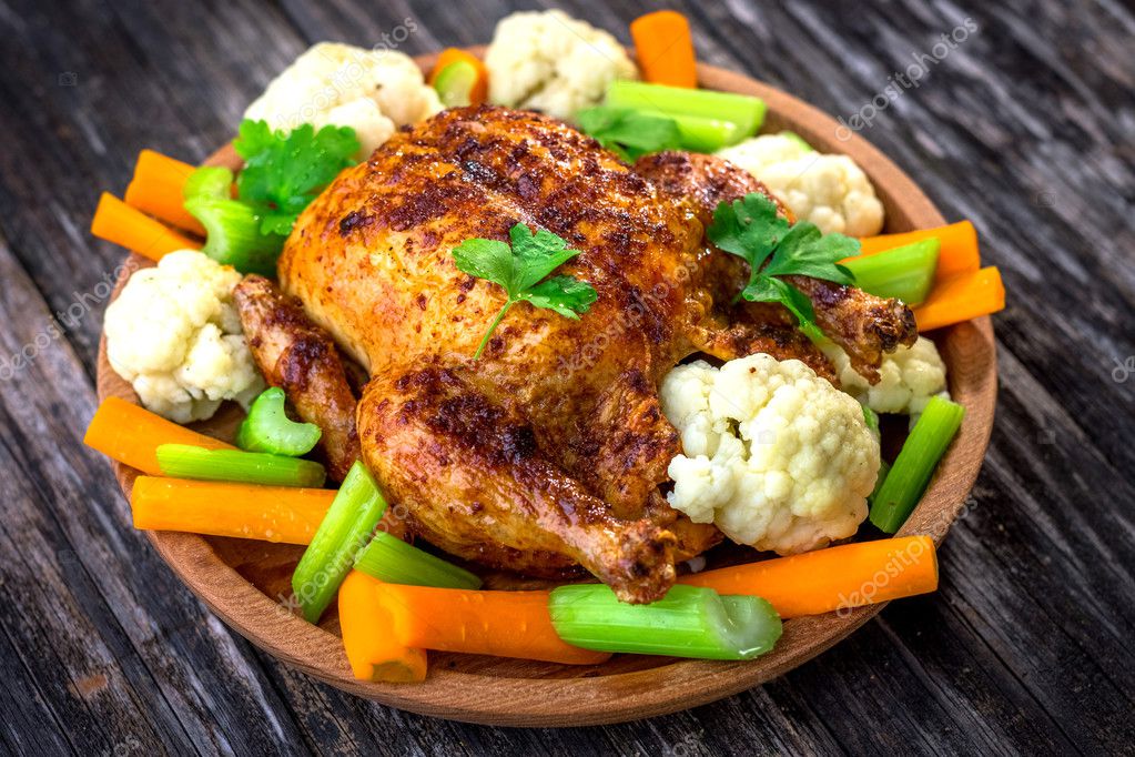 Whole roasted chicken with vegetables — Stock Photo © fotovincek 127671282