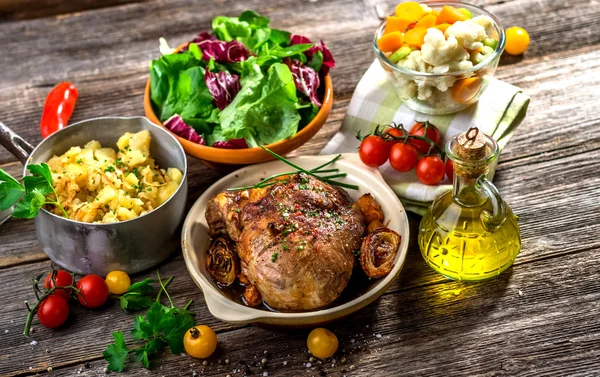 Almuerzo casero de carne con papas y verduras —  Fotos de Stock