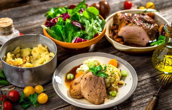 Et patates ve sebze ile ev yapımı Öğle Yemeği — Stok fotoğraf