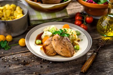 Et patates ve sebze ile ev yapımı Öğle Yemeği