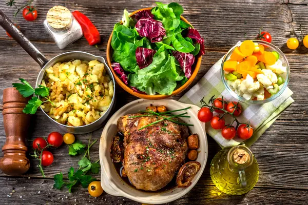 Et patates ve sebze ile ev yapımı Öğle Yemeği — Stok fotoğraf