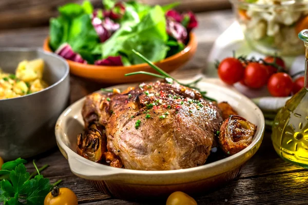 Et patates ve sebze ile ev yapımı Öğle Yemeği — Stok fotoğraf