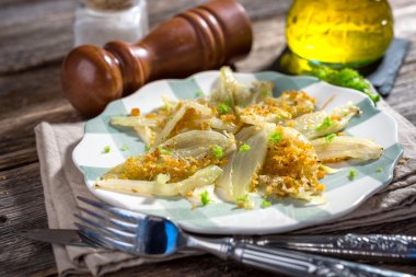 Plaka üzerinde Parmesan ile pişmiş rezene 