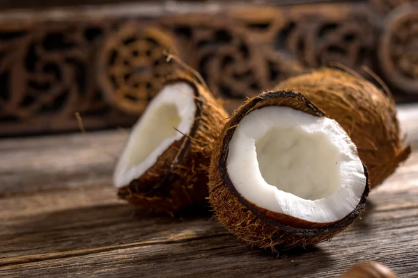 Кокосовый сахар с кокосами — стоковое фото