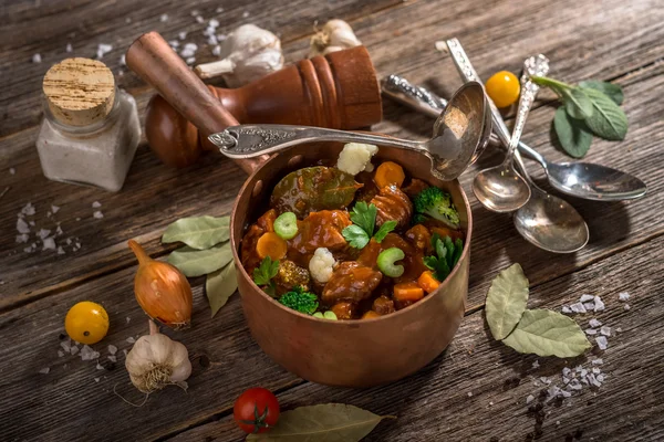 Daging rebus dengan sayuran dalam panci — Stok Foto