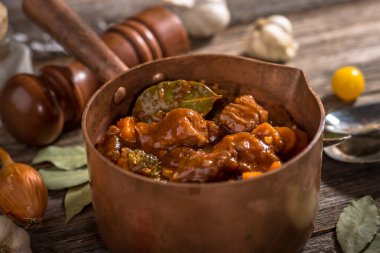 Ekmek ile ev yapımı gulaş