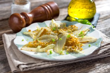 Plaka üzerinde Parmesan ile pişmiş rezene 