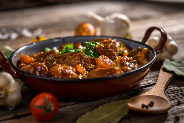 Carne cozida com legumes em panela — Fotografia de Stock