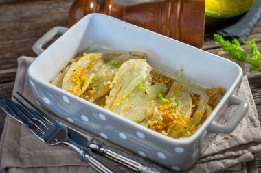 Parmesan ile pişmiş rezene