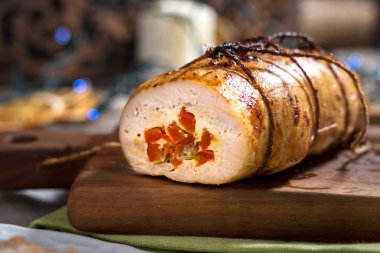 Sebze ile doldurulmuş hindi göğsü