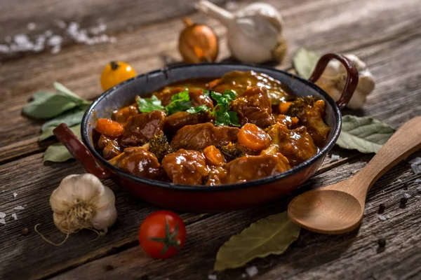 Carne cozida com legumes em panela — Fotografia de Stock