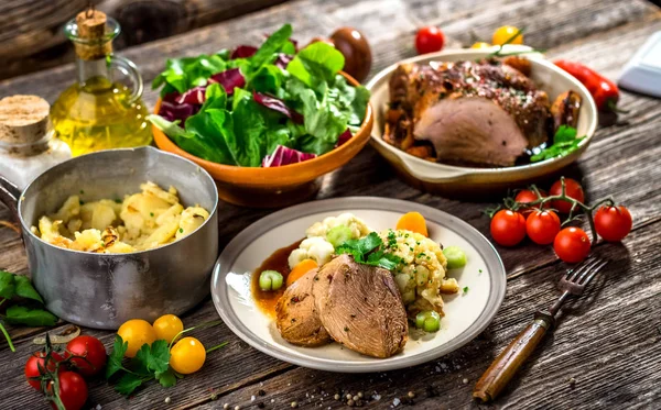 Bakad chiken i skål med potatis och grönsaker — Stockfoto