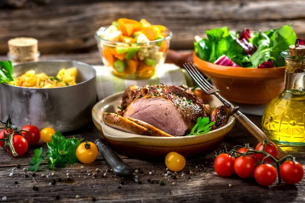 Chiken assado em tigela com batatas e legumes — Fotografia de Stock