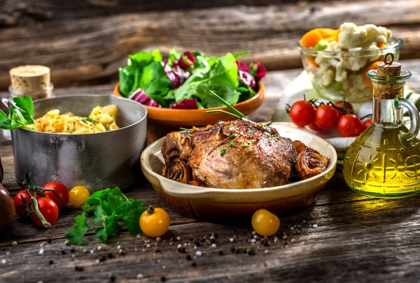 Gebakken kip in de kom met aardappelen en groenten — Stockfoto