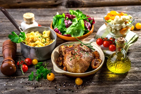 Запеченные цыплята в миске с картошкой и овощами — стоковое фото