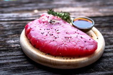 Ham ton balığı filetosu soya sosu ile