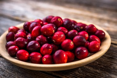 Plaka üzerinde taze kızılcık