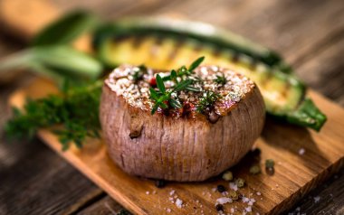 Kesme tahtasında ızgara biftek.