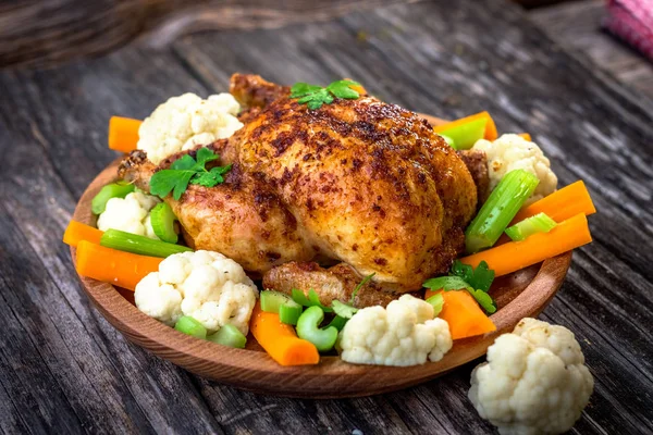 Целый жареный цыпленок с овощами — стоковое фото