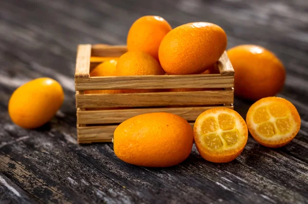 Kumquats de naranja cruda en caja de embalaje —  Fotos de Stock