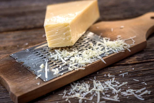 Geriebener Parmesan auf Reibe — Stockfoto