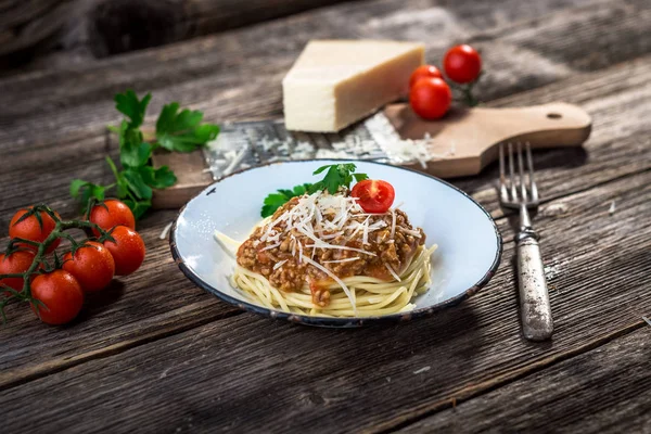 Spaghetti met bolognese saus en Parmezaanse kaas in plaat — Stockfoto