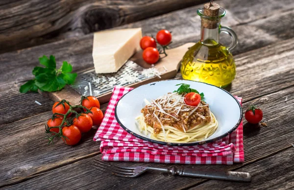 Spaghetti con salsa bolognese e parmigiano in piatto — Foto Stock