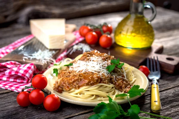Спагетті з болгарським соусом і пармезаном в тарілці — стокове фото