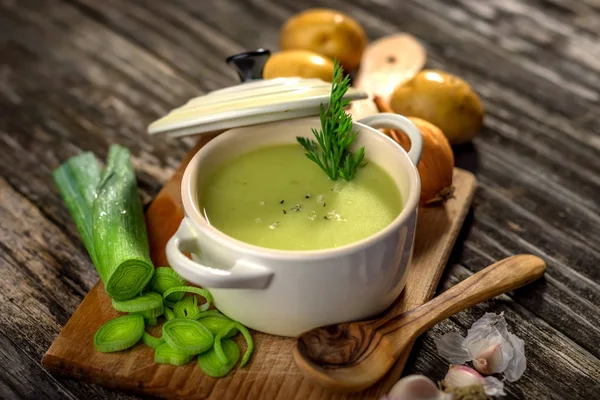 Домашній суп з вершкового цибулі-порею в мисці — стокове фото